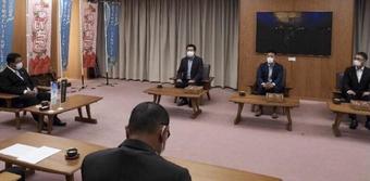 14ケ月の成果と今後の意気込みを語る14期生(右3人)を激励する古田知事(左)の内容を表示