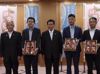 西村県本部長（左）と1４期生（左から1人目と右2人）は岐阜県庁を訪問。古田知事（中央）に自身が育てたイチゴを贈呈しました。の内容を表示