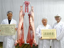 最優秀賞を受賞した㈲ムトウ畜産(左)と購買者の㈱丸明(右)の内容を表示