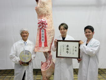 最優秀賞を受賞した丹羽貞蔵さん(左)と購買者の㈱藤太(飛騨牛フェスタin岐阜)の内容を表示