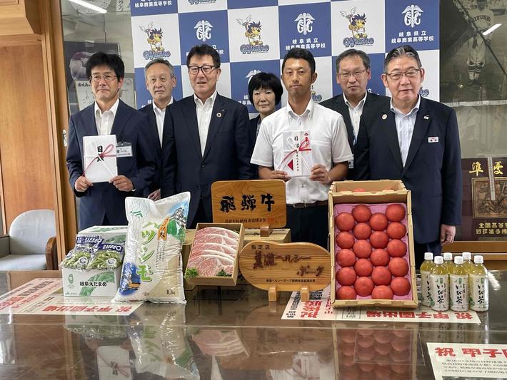 村山校長(前列左)、上畑野球部長(前列左から3人目)に県産農畜産物などを贈った櫻井会長(前列左から2人目)、佐伯常務(後列左)、藤塚副本部長(前列右)の内容を表示