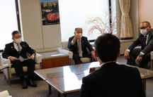 研修生を激励する西村寿文県本部長の内容を表示