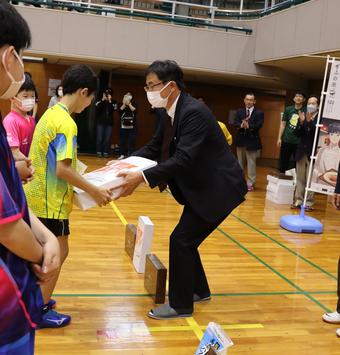 県産品を贈呈しました!の内容を表示