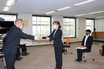 研修を修了した１５期生（右）に修了証書を手渡す西村県本部長（左）の内容を表示