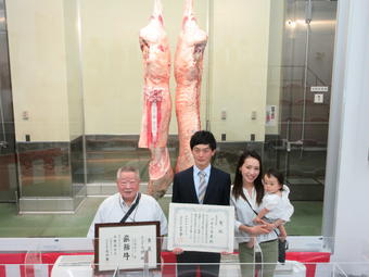 （左から）購買者の㈱丸明と飛騨牛フェスタin飛騨で最優秀賞を受賞した出品者の㈲牛丸畜産の内容を表示