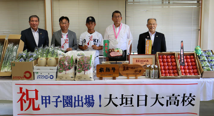 （左から）小林組合長、古田校長、日比野翔太主将、小森年展部長、西村県本部長の内容を表示