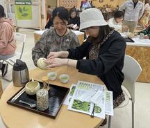 鮮やかな色のお茶を廻し入れるの内容を表示