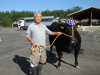 雌の部優等賞の牛と藤田啓一さんの内容を表示