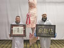 購買者の㈱丸明(左)最優秀賞を受賞した㈱わたなべの内容を表示