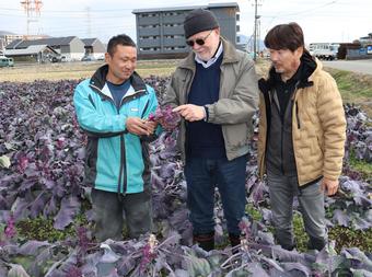 品質の確認をする加藤さん（左）、グラッツィーニ氏（中）、通訳の松井識樹さんの内容を表示