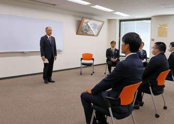 研修生を激励する西村寿文県本部長の内容を表示