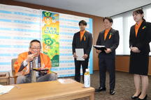 弁当を味わう市長の内容を表示