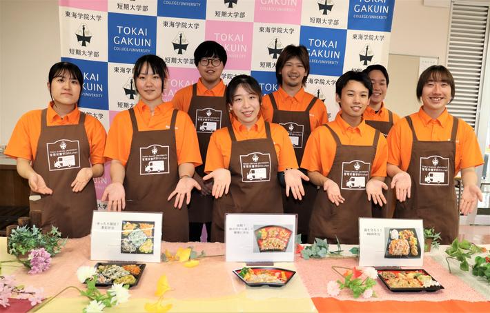 考案した弁当をPRする学生の内容を表示