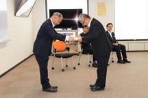 西村県本部長（左）と修了証書を受け取る松岡さんの内容を表示