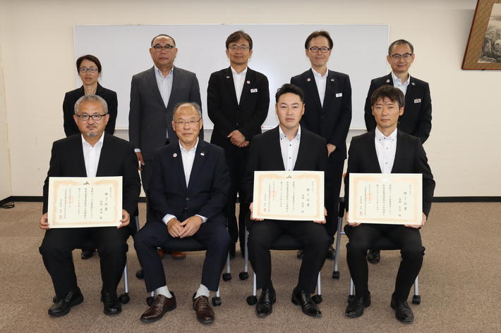 修了証書を手にする１６期生の内容を表示