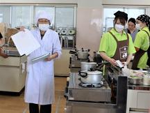 レシピを紹介する木村准教授と学生の内容を表示