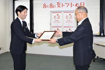 田宮事務局長から登録証を受け取った西村県本部長の内容を表示