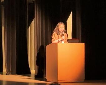 講演する李准教授の内容を表示