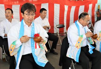 新米の味を確かめる伊藤副本部長（左）と玉井組合長の内容を表示
