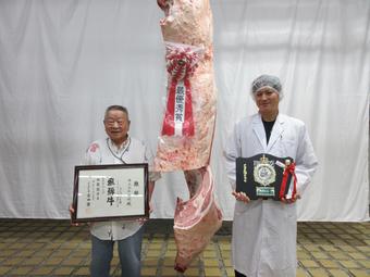 （左）購買者の㈱丸明と最優秀賞を受賞した(同)青木ファーム（飛騨牛フェスタin岐阜）の内容を表示