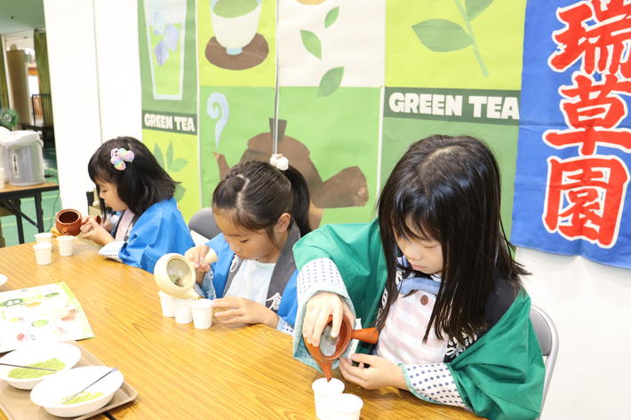 丁寧にお茶を淹れる子どもたちの内容を表示