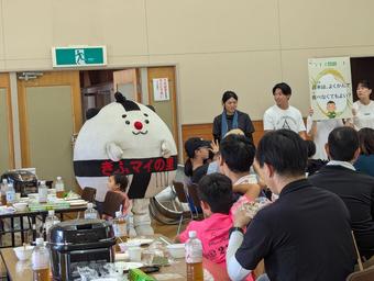 おにぎりパーティーでのクイズ大会の様子の内容を表示