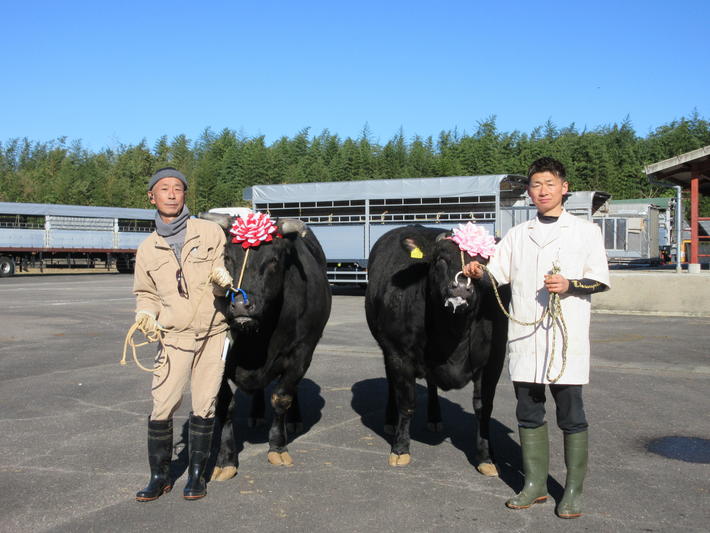 去勢の部最優秀賞の中島さん(左)と雌の部最優秀賞の㈱横山畜産の内容を表示