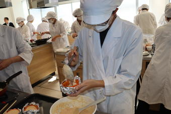 柿を丸ごと使ったスイーツ作りの内容を表示