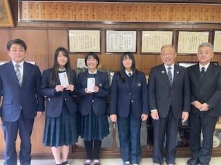 加茂農林高校の学生と山下営農部長（左）西村県本部長（右から２人目）の内容を表示