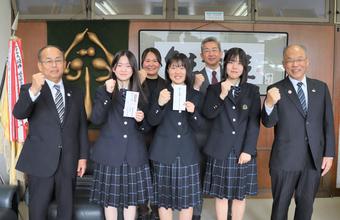 大会への決意を込める大垣養老高校の学生と玉井組合長（前左）西村県本部長（前右）の内容を表示