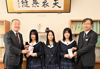 飛騨高山高校の生徒と志田組合長（左）伊藤善紀副本部長（右）の内容を表示