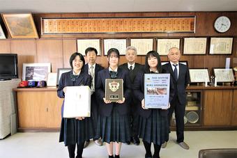 出品した飛騨牛を贈った古田営農部次長（後左）と今井畜産部長（後右）の内容を表示