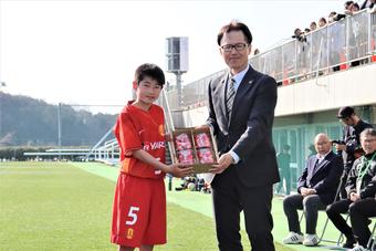 名古屋グランパスの選手と林副本部長（右）の内容を表示