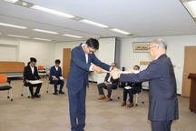 修了証書を受け取る大杉さん(左)と西村県本部長の内容を表示