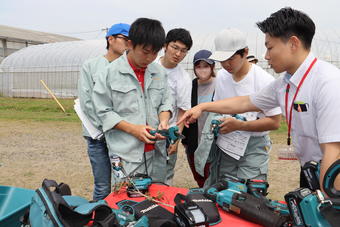 電動剪定ハサミを確かめる学生の内容を表示