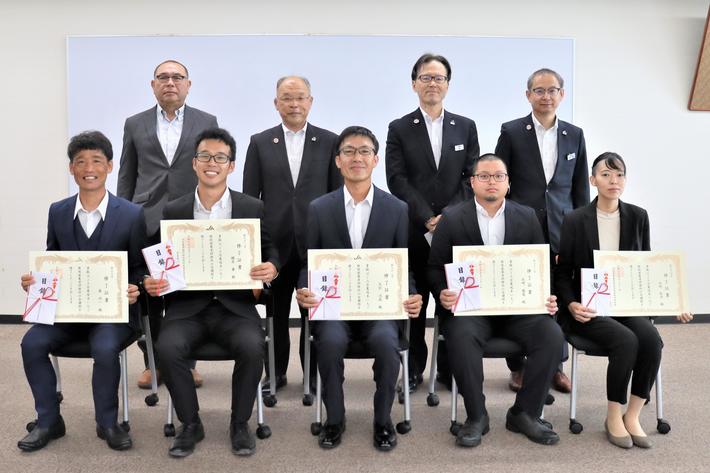 修了証書を手にする17期生の内容を表示