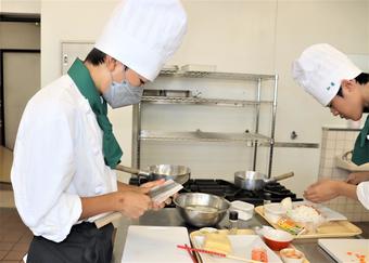 手際よく調理する学生の内容を表示