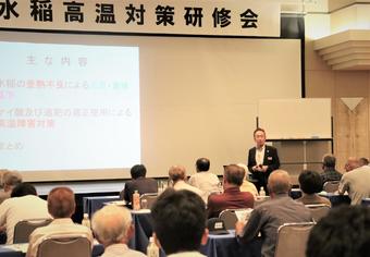 講演をする甲谷技術顧問の内容を表示