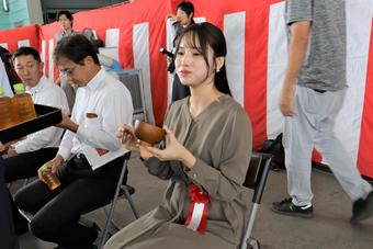 試食するぎふの米メッセンジャー安藤渚七さんの内容を表示
