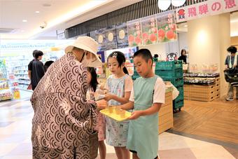 桃の試食販売に挑戦する子どもたちの内容を表示