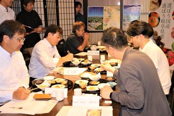 審査員による試食審査の内容を表示