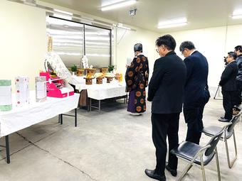 開所式で玉串奉奠を行う関係者の内容を表示