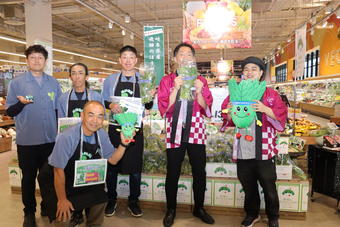 売り場を盛り上げる生産者と平賀店長の内容を表示