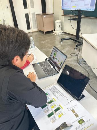 操作演習に取り組む受講者　の内容を表示