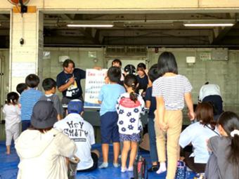 紙芝居を楽しむ参加者の内容を表示