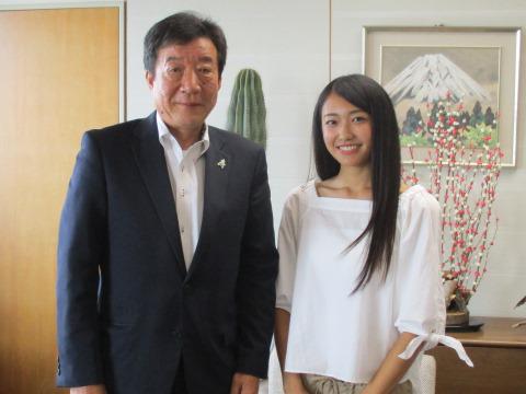 桑田博之県本部長と藤川瑠々さん