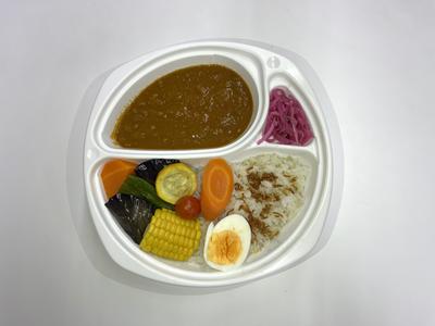ハウス食品と共同開発した「広島の夏野菜食べつくしカレー2022」の内容を表示