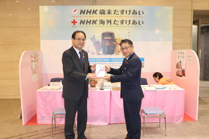 ▷募金の贈呈を行う㊨全農ひろしま恩田副本部長と ㊧広島県共同募金会の佐々木事務局長の内容を表示