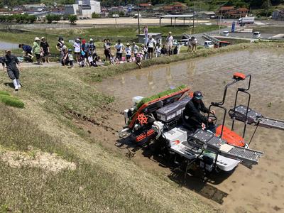 農業機械の見学の様子の内容を表示
