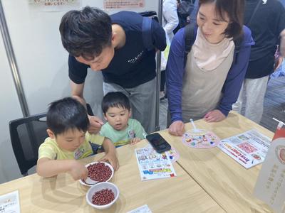 重量当てクイズにチャレンジをする親子の内容を表示